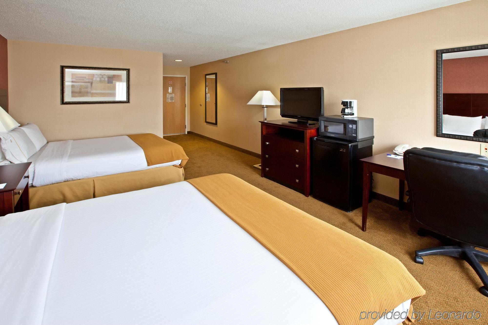 Holiday Inn Express Hotel & Suites Cincinnati-North/Sharonville Habitación foto
