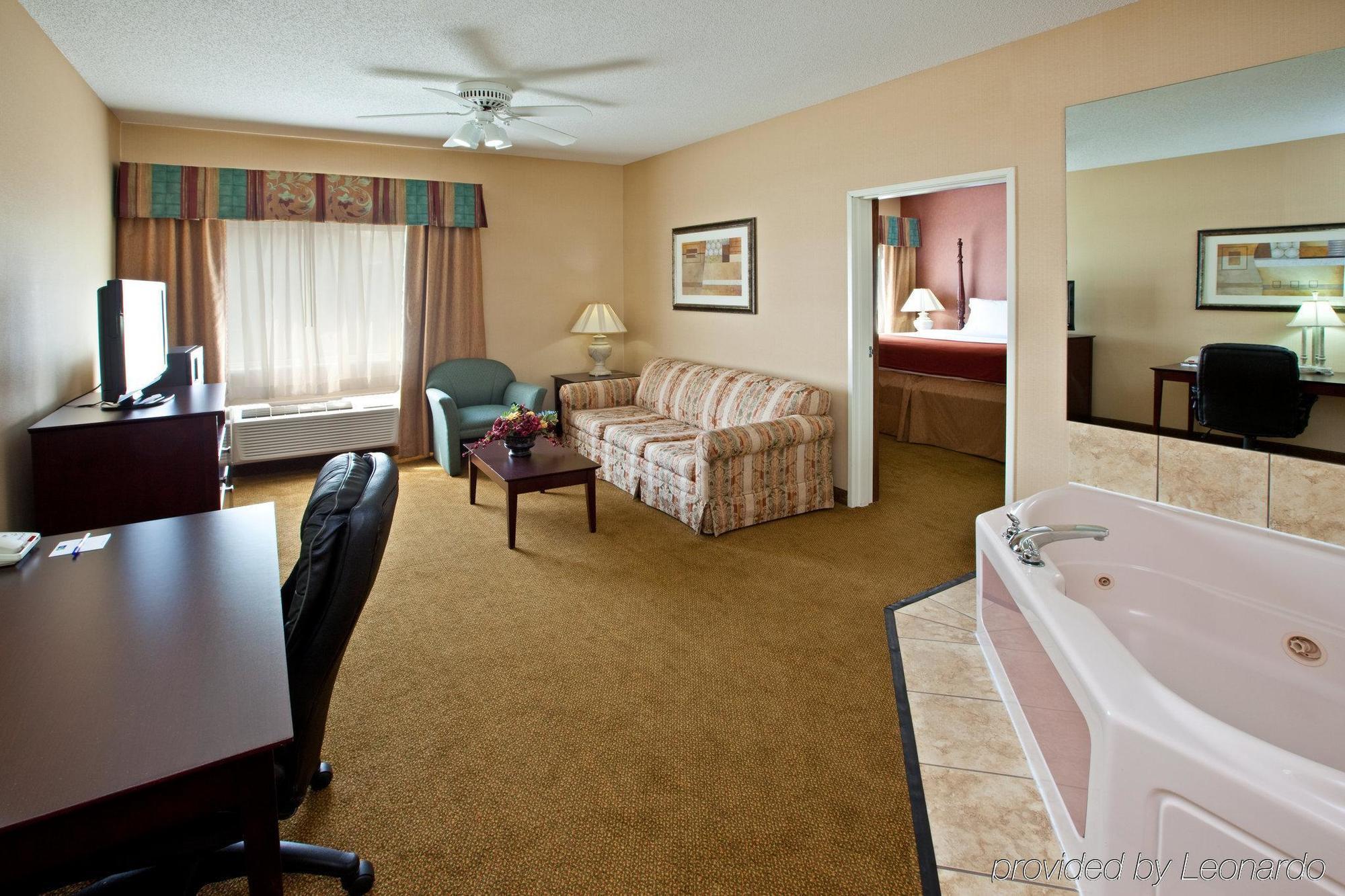 Holiday Inn Express Hotel & Suites Cincinnati-North/Sharonville Habitación foto