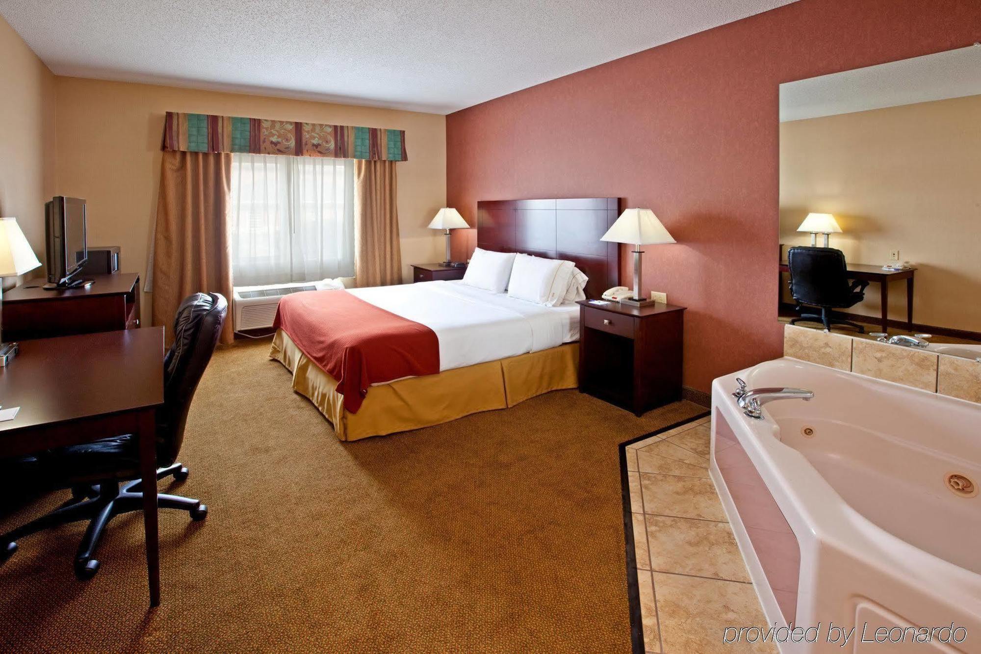 Holiday Inn Express Hotel & Suites Cincinnati-North/Sharonville Habitación foto